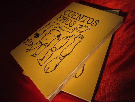 La tapa es una xilografia en tinta negra sobre papel dorado. En la imagen se lee 