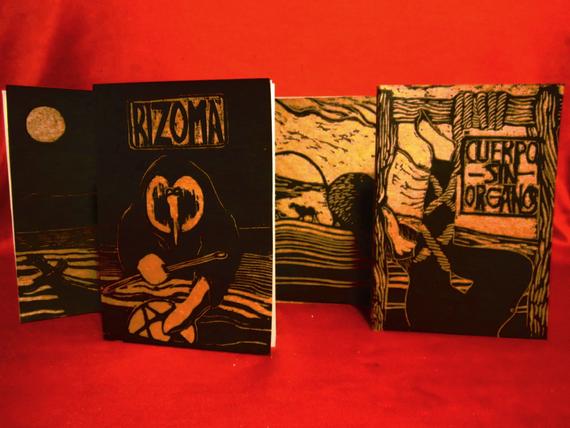 Es una xilografia con tinta negra sobre papel 