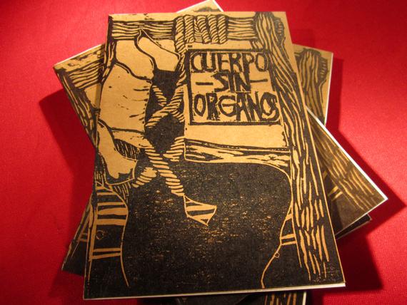 Es una xilografia con tinta negra sobre papel 