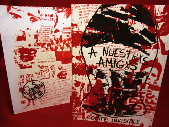 Es una serigrafia con rojo y negro que muestra una capucha con el titulo del libro en donde irian los ojos y detras un collage de volantes con textos e imagenes.