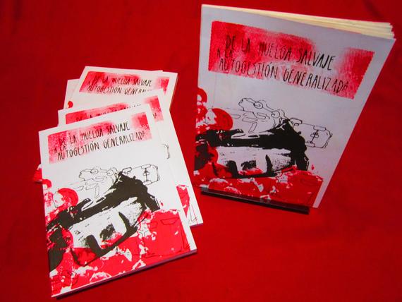 Es una serigrafia con rojo y negro que muestra una barricada de autos en llamas.