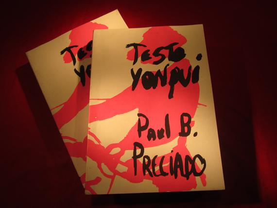 Es una serigrafia con fucsia fluor y negro que muestra una silueta con un arnes penetrando a otra.