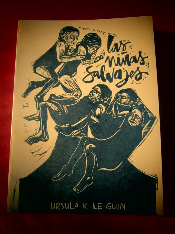 la tapa es una xilografia de cinco niñes en posicion fetal con el texto 