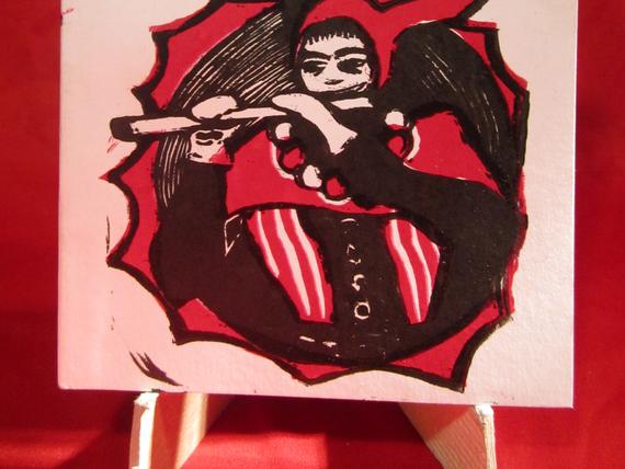 La portada es una xilografia en rojo y negro que, bajo el titulo, muestra une arlequin tocando una flauta.