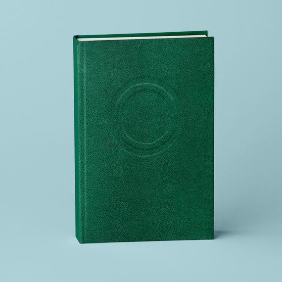 Es una edicion tapa dura entelada con tela verde y tiene un gofrado (bajorrelieve) de un circulo, tambien vemos la portada del interior que dice 