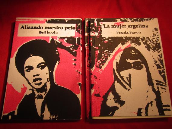 Es una serigrafia con fucsia fluor y negro que muestra en una tapa a una mujer con velo tradicional arabe y en la otra a una mujer negra con peinado afro.