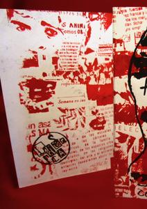 Es una serigrafia con rojo y negro que muestra una capucha con el titulo del libro en donde irian los ojos y detras un collage de volantes con textos e imagenes.